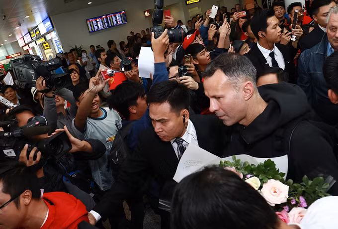 Danh thủ Giggs và Scholes bị bủa vây khi đến Hà Nội ảnh 1