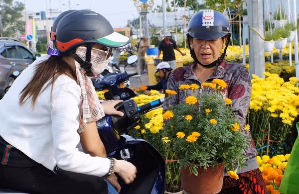 Người dân cả nước đón giao thừa Tết Đinh Dậu ảnh 67