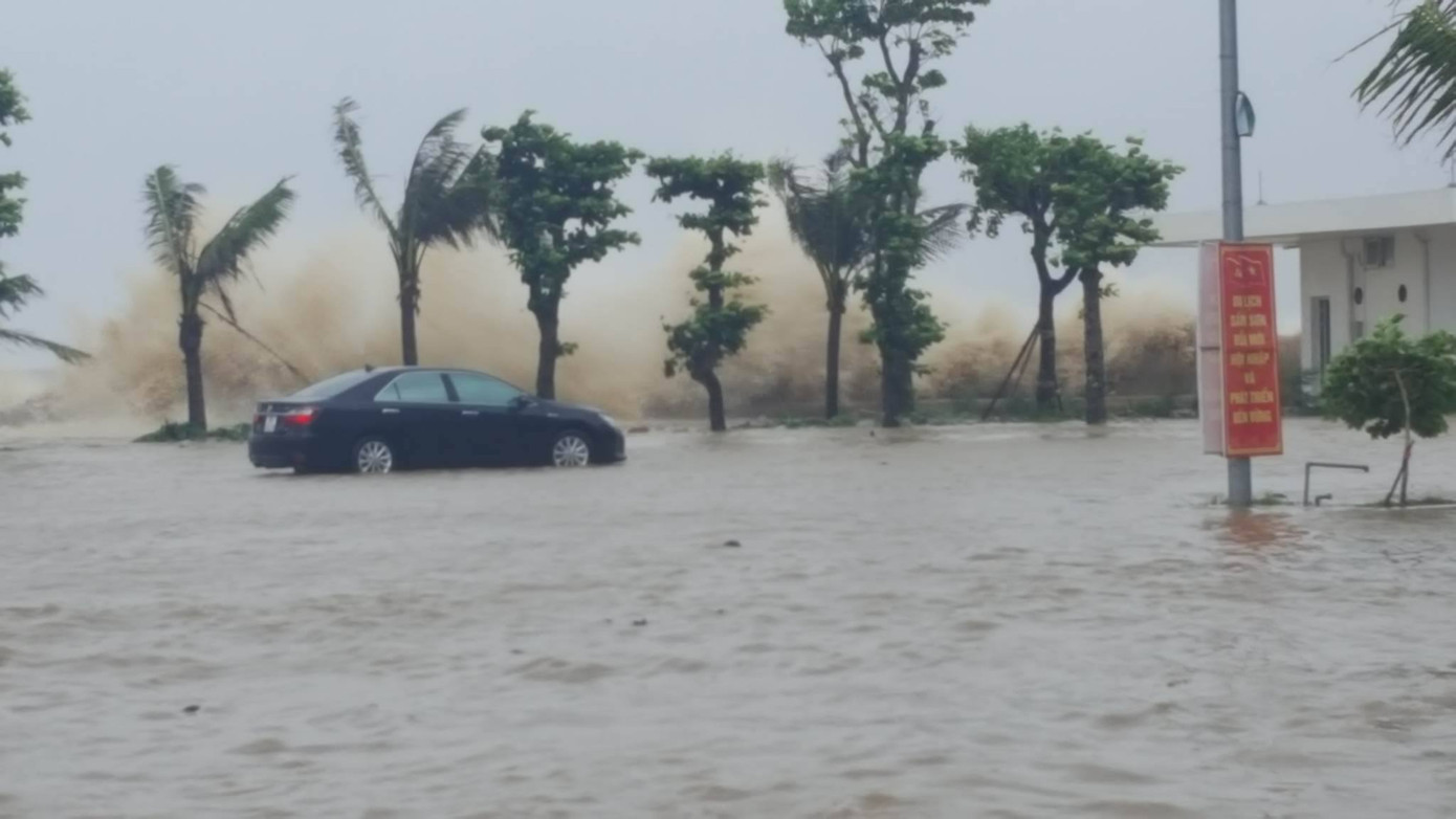 Bão số 10 càn quét miền Trung, ít nhất 4 người chết ảnh 32