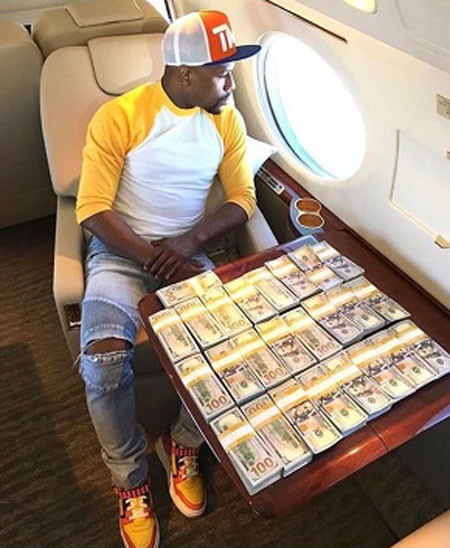 Mayweather lại khoe tiền trước đại chiến với McGregor ảnh 1