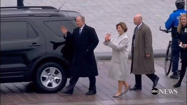 Ông Trump chính thức trở thành tổng thống thứ 45 của Mỹ ảnh 16