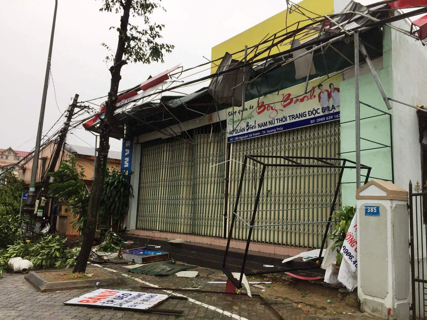 Bão số 10 càn quét miền Trung, ít nhất 4 người chết ảnh 47