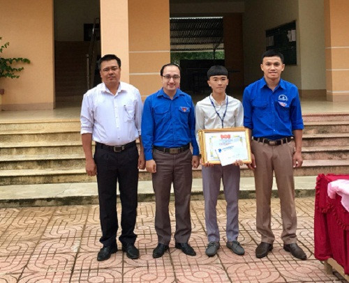 Tuyên dương nam sinh dũng cảm cứu người giữa dòng nước lũ ảnh 1