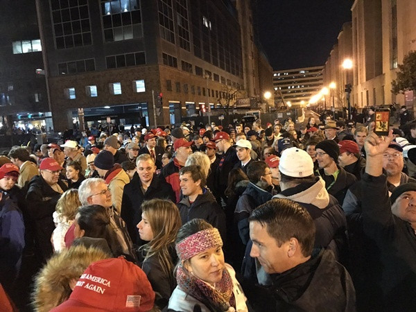 Ông Trump chính thức trở thành tổng thống thứ 45 của Mỹ ảnh 25