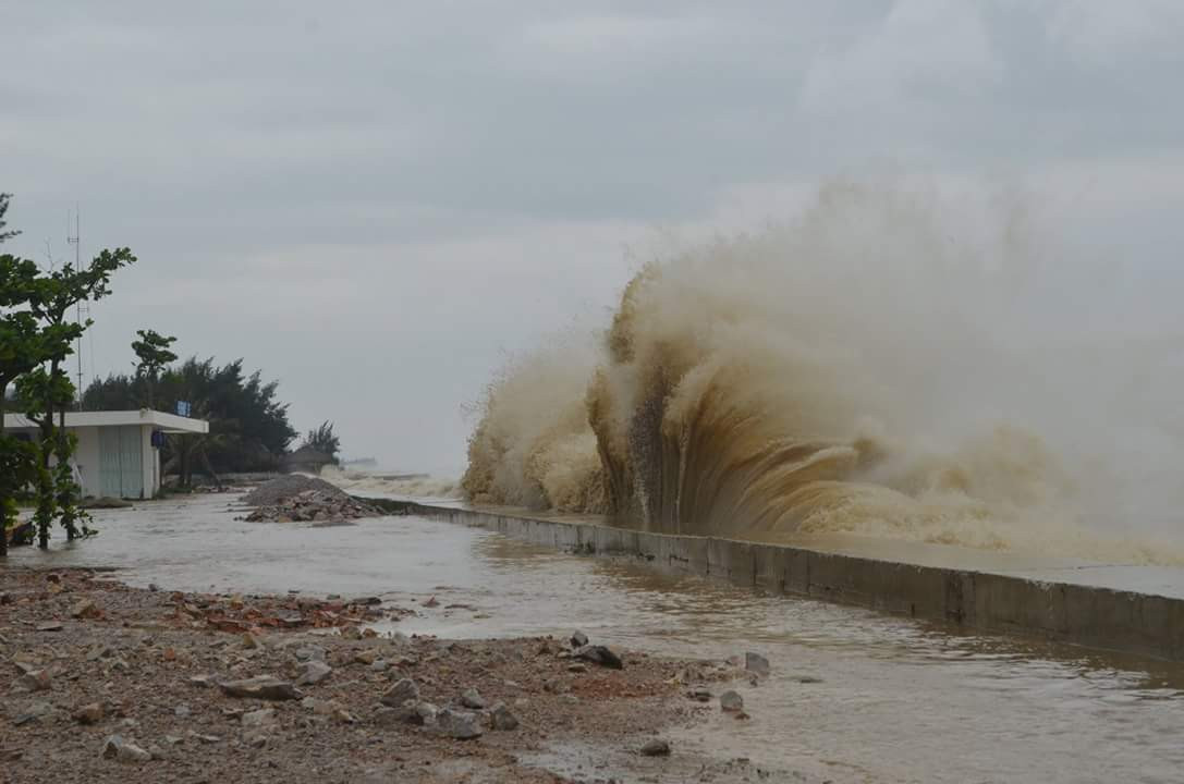 Bão số 10 càn quét miền Trung, ít nhất 4 người chết ảnh 41