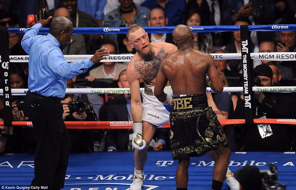 Mục kích Mayweather đấm McGregor sấp mặt ở trận chiến tỷ đô ảnh 2