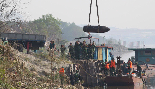 Di dời quả bom gần cầu Long Biên về Bắc Giang để hủy nổ ảnh 12