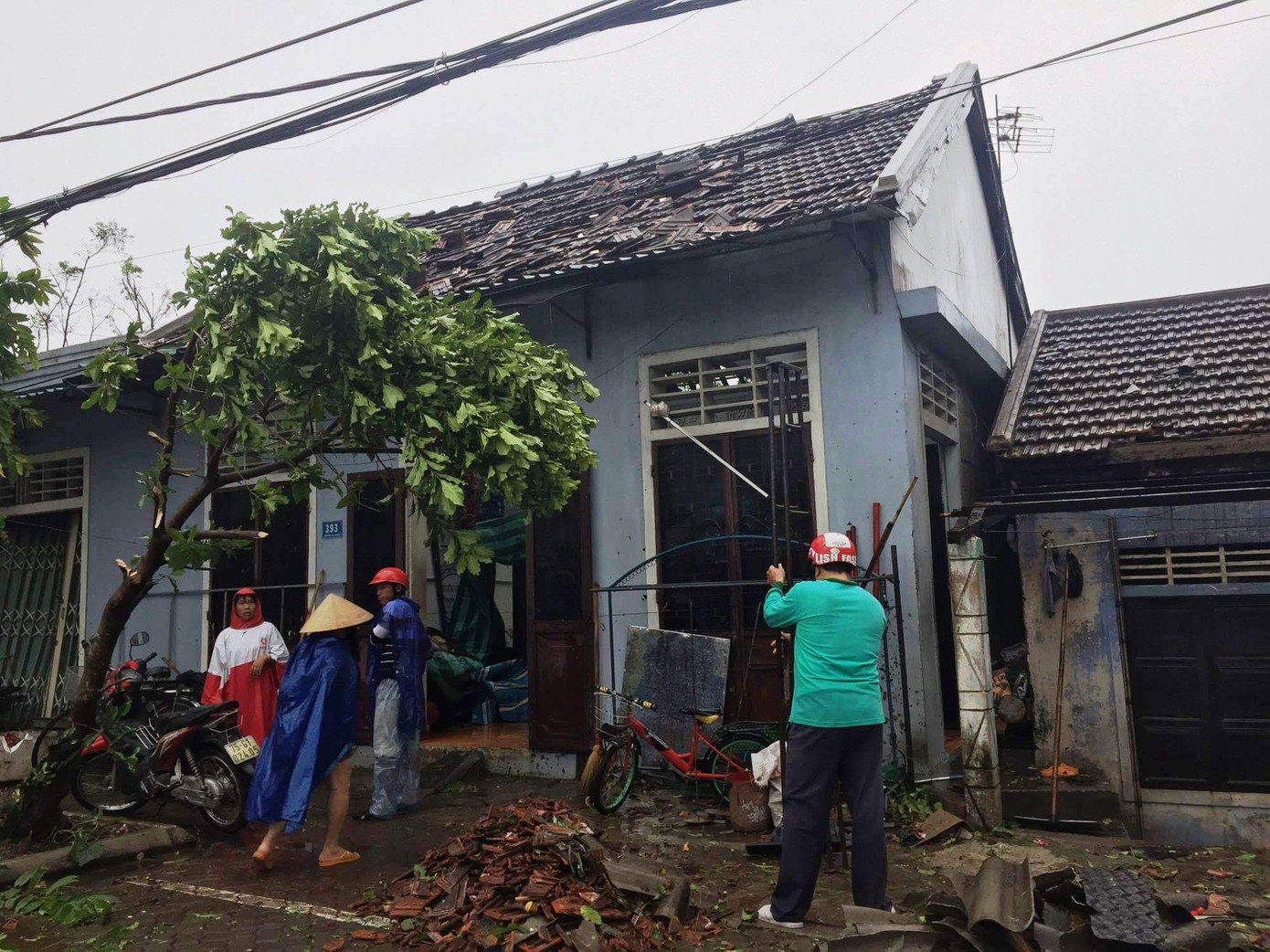 Bão số 10 càn quét miền Trung, ít nhất 4 người chết ảnh 49