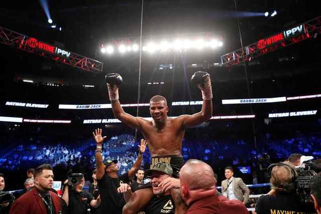 Mayweather knock-out 'Gã hề' McGregor ở trận chiến thế kỷ ảnh 8