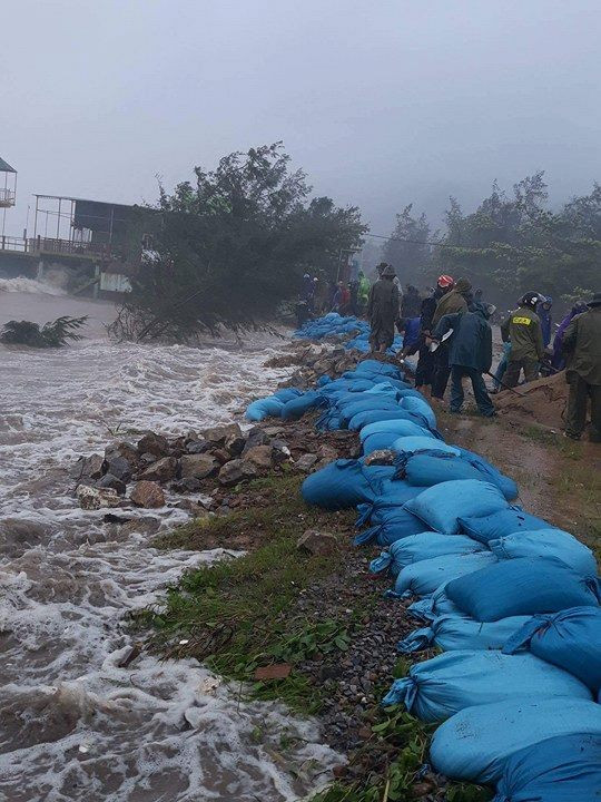 Bão số 10 càn quét miền Trung, ít nhất 4 người chết ảnh 21