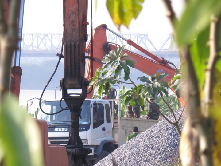 Di dời quả bom gần cầu Long Biên về Bắc Giang để hủy nổ ảnh 14