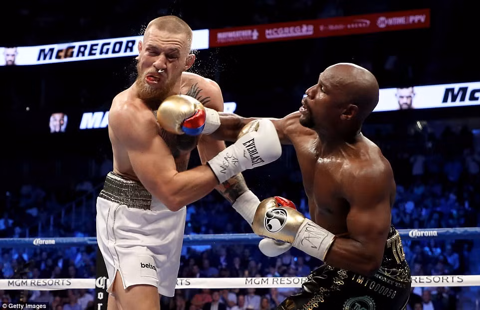 Mục kích Mayweather đấm McGregor sấp mặt ở trận chiến tỷ đô ảnh 1