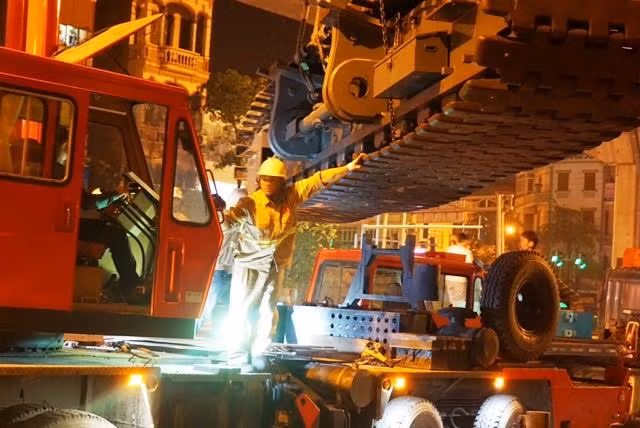 Cần cẩu nặng 250 tấn đã được lắp đặt tại Ga Văn Khê (Hà Đông) để đưa tàu lên. Ảnh Sỹ Lực Tàu đường sắt Cát Linh – Hà Đông khác gì với tàu mẫu? ảnh 4