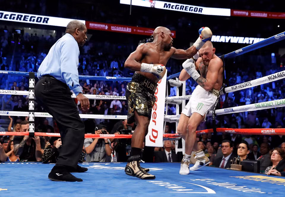 Mục kích Mayweather đấm McGregor sấp mặt ở trận chiến tỷ đô ảnh 12
