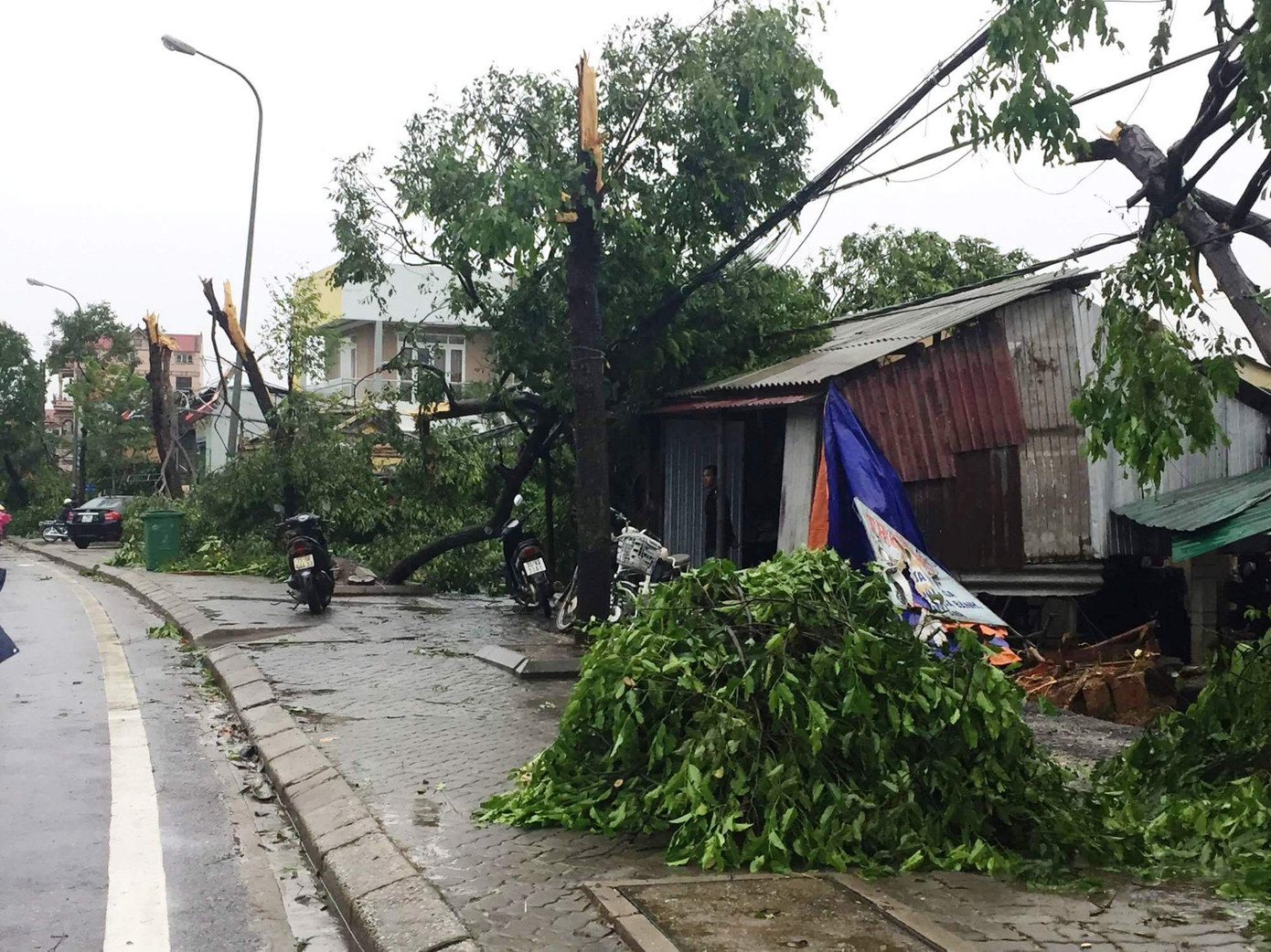 Bão số 10 càn quét miền Trung, ít nhất 4 người chết ảnh 50