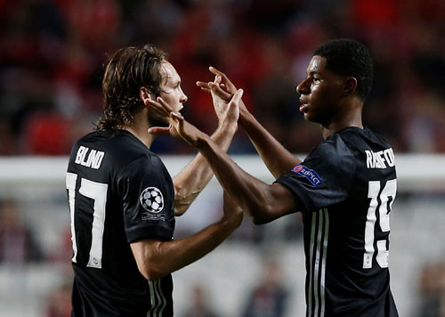 Rashford ghi bàn từ 35 mét, M.U toàn thắng ở Champions League ảnh 1