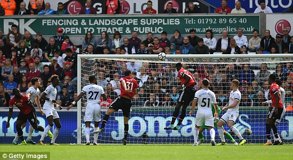 Thắng Swansea '4 sao', M.U vững ngôi đầu ảnh 7