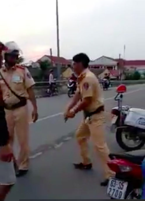 CSGT rút súng, lên đạn khi xử lý vi phạm ảnh 1