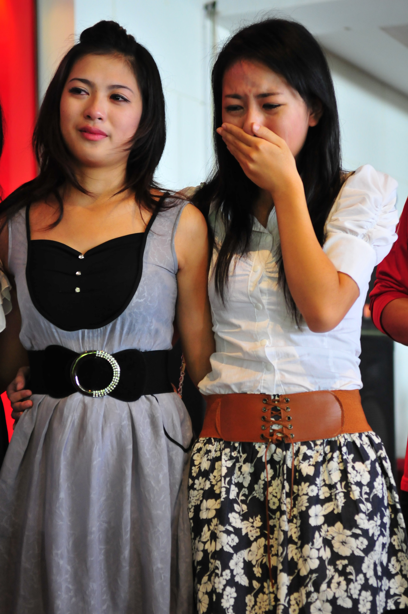 Nhiều tiếng nấc nghẹn ngào...