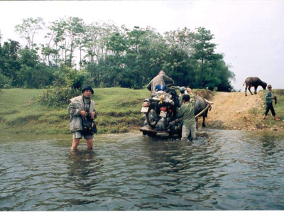 Tác giả - nhà báo Trần Tuấn trong chuyến công tác vượt Trường Sơn năm 2001. Tác giả - nhà báo Trần Tuấn trong chuyến công tác vượt Trường Sơn năm 2011