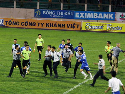 TT Nguyễn Quốc Hùng lại phải sử dụng tố chất của một VĐV điền kinh nhằm thoát hiểm. Ảnh: TTVH