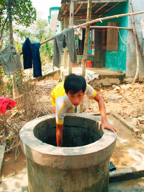 Nước giếng sau lũ không đảm bảo vệ sinh. Ảnh: Nguyễn Huy