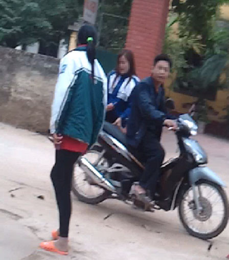 Ông chủ quán D.T đưa gái về để phục vụ khách. Ảnh: Ảnh cắt từ clip Ông chủ quán D.T đưa gái về để phục vụ khách