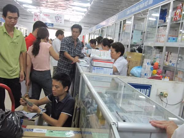 Nếu không kiên quyết xử lý thì Hà Nội khó có được những trung tâm bán buôn thuốc khang trang, hiện đại. Ảnh: Mỹ Anh