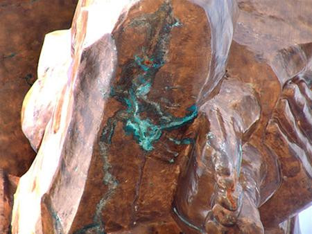 Vết nứt do lõi bê tông giãn nỡ. Ảnh : Dũng Nguyên