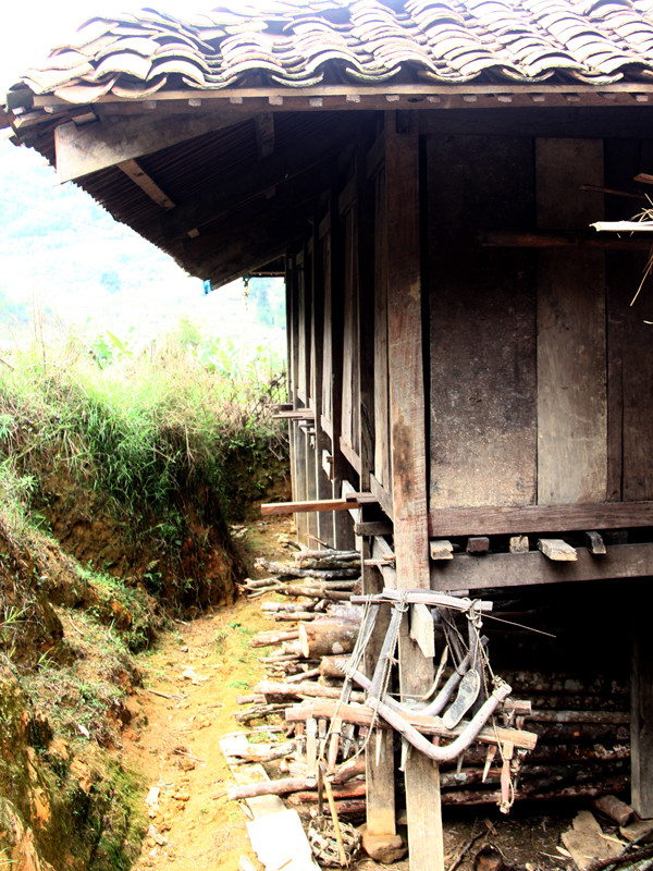 Treo nông cụ, xếp củi gỗ dưới gầm sàn