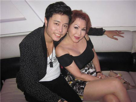 Hoàng Việt tình tứ bên người tình U.60. Ảnh: Internet. Hoàng Việt tình tứ bên người tình U.60. Ảnh: Internet