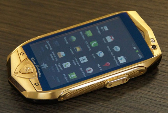 Lamborghini TL700 Giá tham khảo: 2.758 USD Lamborghini không chỉ là một trong những hãng sản xuất xe sang hàng đầu thế giới, mà còn nổi tiếng với các dòng điện thoại xa xỉ. Mẫu mới nhất của hãng, TL700, sử dụng màn hình cảm ứng 3,7 inch với lớp kính sapphire cùng một chip xử lý Qualcomm. Lamborghini TL700 Giá tham khảo: 2.758 USD Lamborghini không chỉ là một trong những hãng sản xuất xe sang hàng đầu thế giới, mà còn nổi tiếng với các dòng điện thoại xa xỉ. Mẫu mới nhất của hãng, TL700, sử dụng màn hình cảm ứng 3,7 inch với lớp kính sapphire cùng một chip xử lý Qualcomm. Thân máy được làm bằng kim loại và da cá sấu. Thiết kế của máy được phỏng theo một mẫu xe Lamborghini. Mặt sau của điện thoại có logo con bò tót, chữ ký của Tonino Lamborghini, dòng chữ