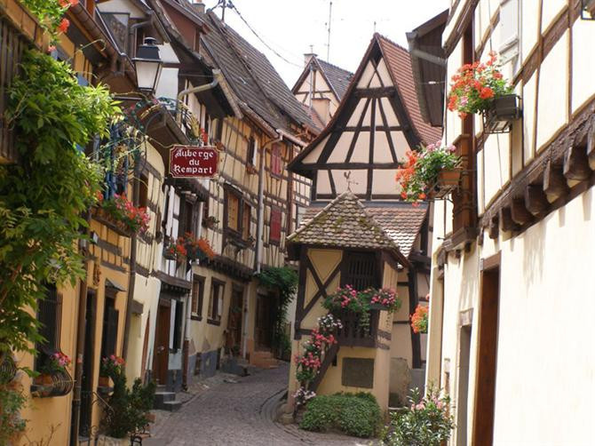 Eguisheim là một cộng đồng nhỏ ở Alsace, nước Pháp