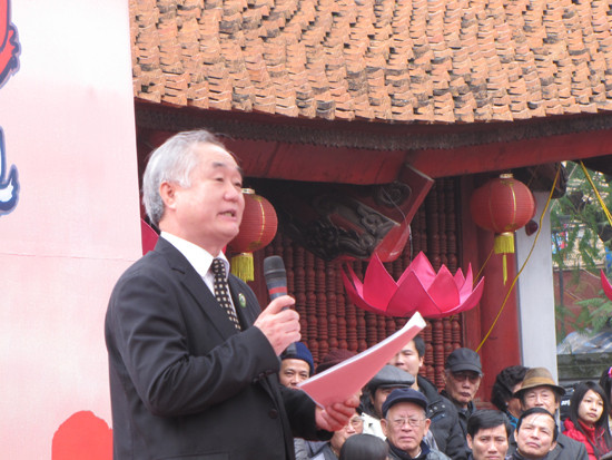 Một nhà thơ người Hàn Quốc đọc thơ của Chủ tịch Hồ Chí Minh bằng tiếng Việt trên sân khấu.. Một nhà thơ người Hàn Quốc đọc thơ của Chủ tịch Hồ Chí Minh bằng tiếng Việt trên sân khấu.