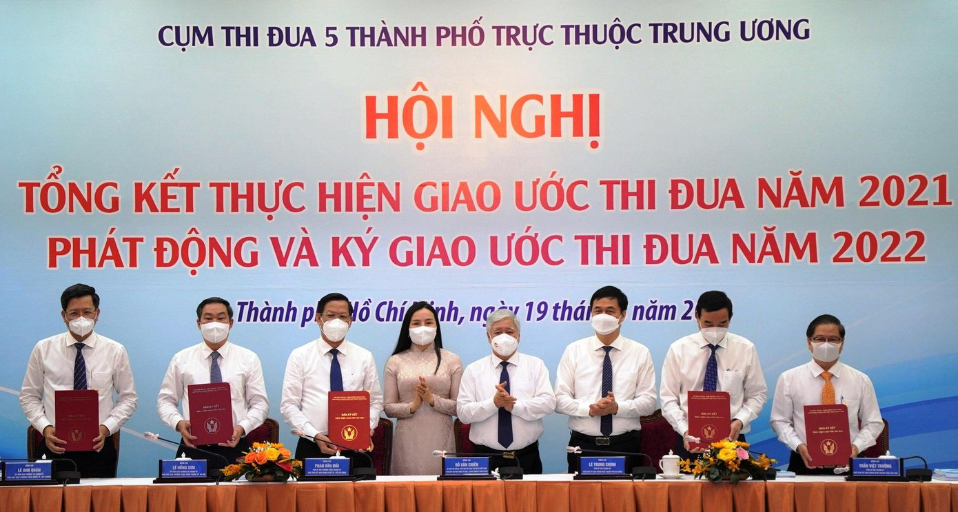 Lãnh đạo 5 thành phố trực thuộc Trung ương ký giao ước thi đua năm 2022