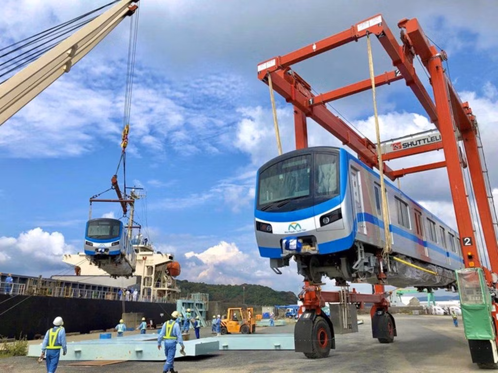 TPHCM đã nhập từ Nhật 13 trong tổng số 17 đoàn tàu của tuyến metro số 1, sẵn sàng cho giai đoạn chạy thử nghiệm. TPHCM đã nhập từ Nhật 13 trong tổng số 17 đoàn tàu của tuyến metro số 1, sẵn sàng cho giai đoạn chạy thử nghiệm.
