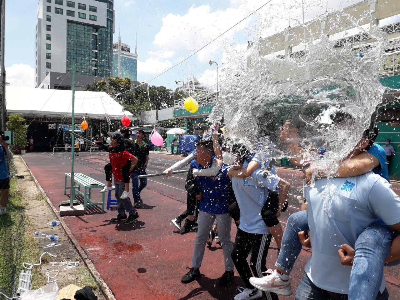 Bịt mắt đập bóng nước Bịt mắt đập bóng nước