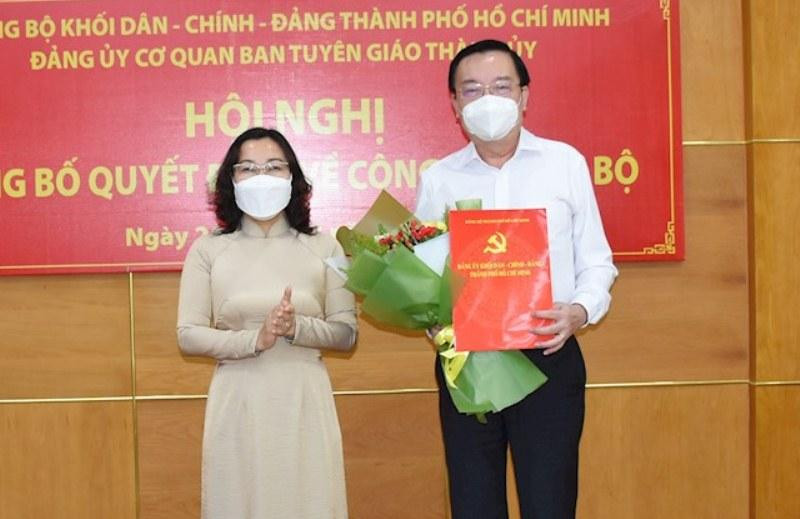 Ông Lê Hồng Sơn (phải) nhận quyết định làm Bí thư Đảng uỷ Cơ quan Ban Tuyên giáo Thành uỷ TPHCM. Ảnh: Thành ủy TPHCM