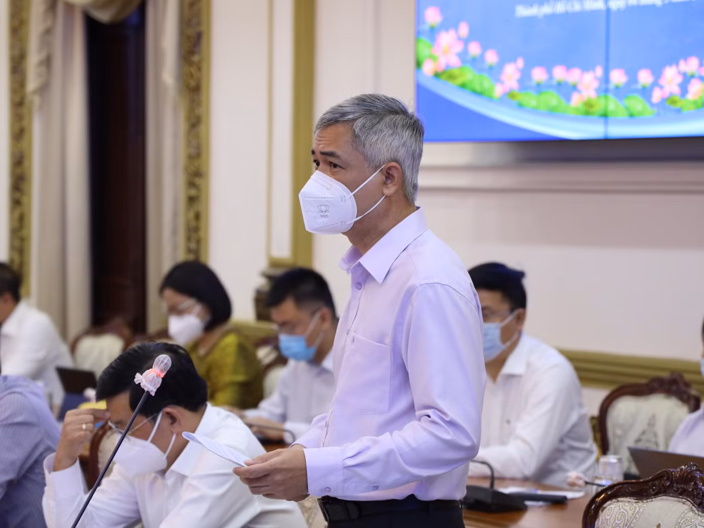 Cục trưởng Cục Thuế TPHCM Lê Duy Minh báo cáo tại phiên họp chiều 4/3