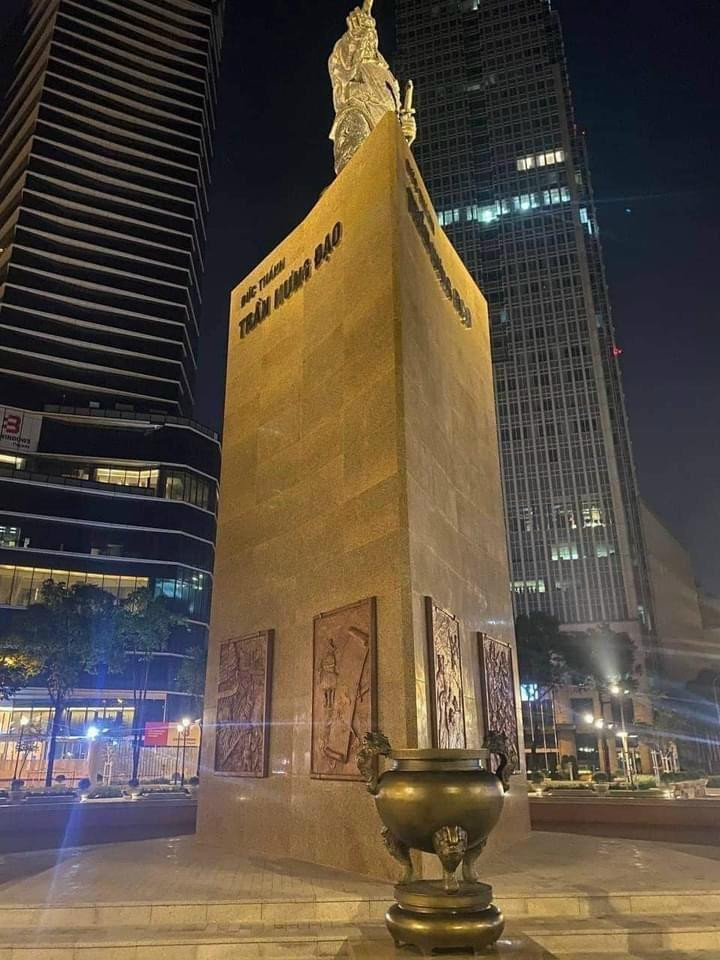 Lư hương đã được cung thỉnh từ đền thờ và an vị dưới chân tượng đài Đức Thánh Trần Hưng Đạo ở công viên Mê Linh ở Bến Bạch Đằng (quận 1) Lư hương đã được cung thỉnh từ đền thờ và an vị dưới chân tượng đài Đức Thánh Trần Hưng Đạo ở công viên Mê Linh ở Bến Bạch Đằng (quận 1)