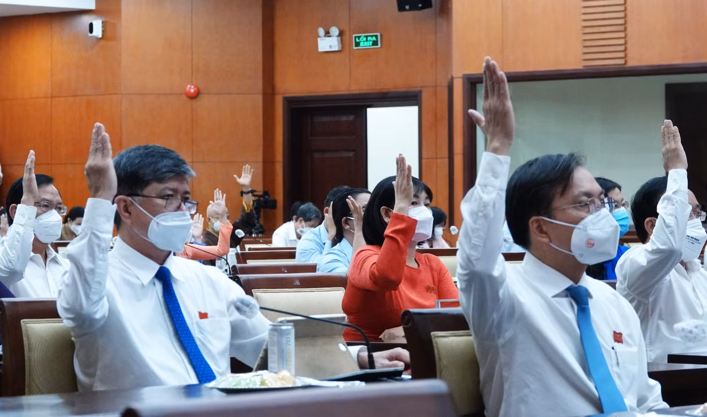 Các đại biểu HĐND TPHCM khoá X, nhiệm kỳ 2021 - 2026 biểu quyết thông qua các Tờ trình của UBND TPHCM tại kỳ họp thứ 4