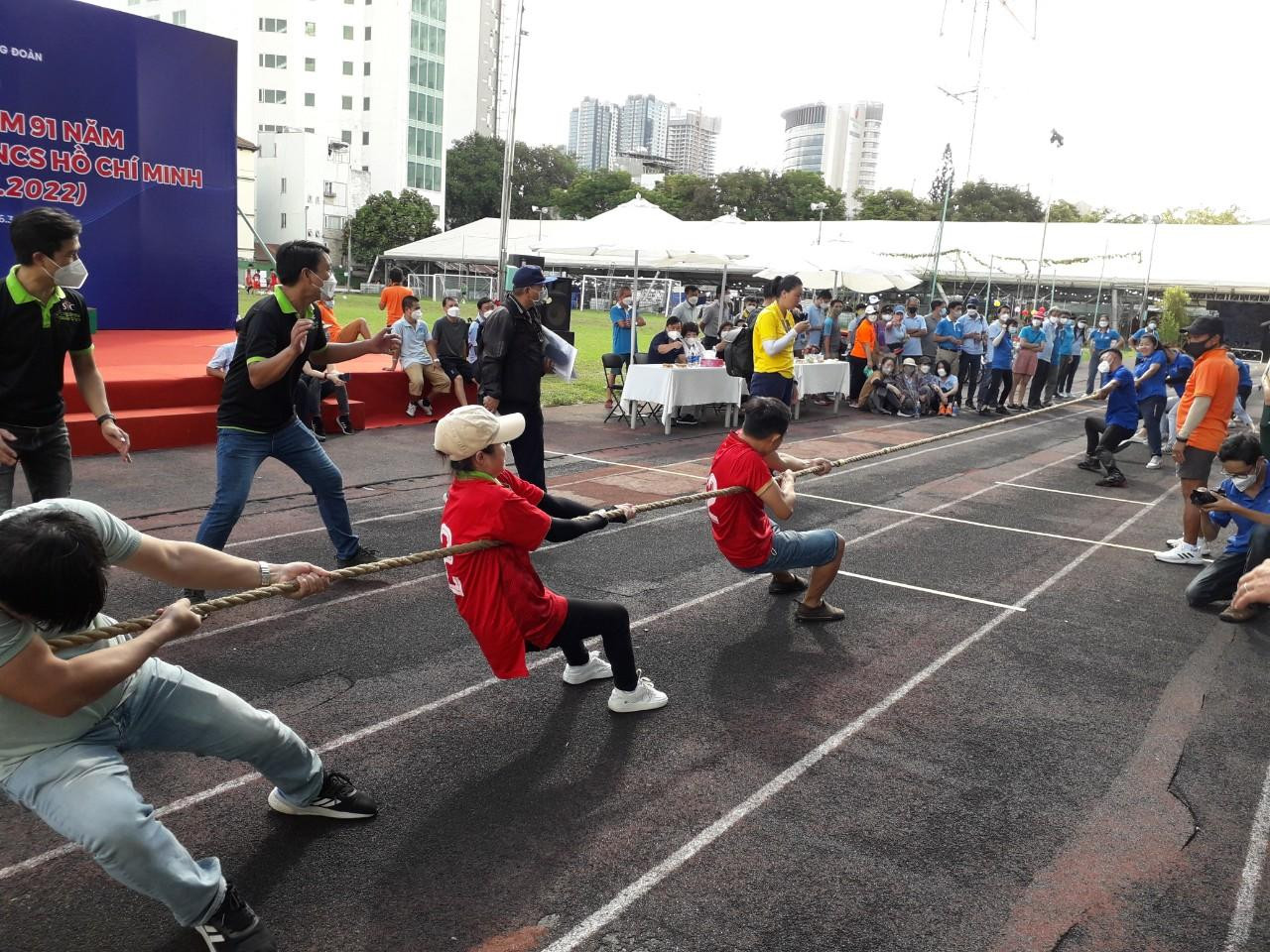 Các vận động viên thi đấu kéo co Các vận động viên thi đấu kéo co