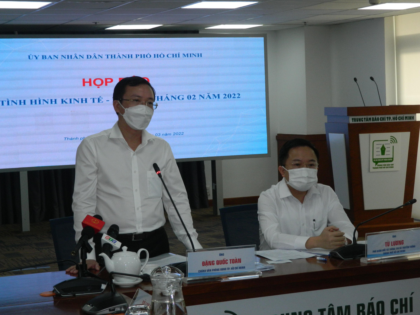 Ông Đặng Quốc Toàn, Chánh Văn phòng kiêm người phát ngôn UBND TPHCM trả lời báo chí tại buổi họp báo