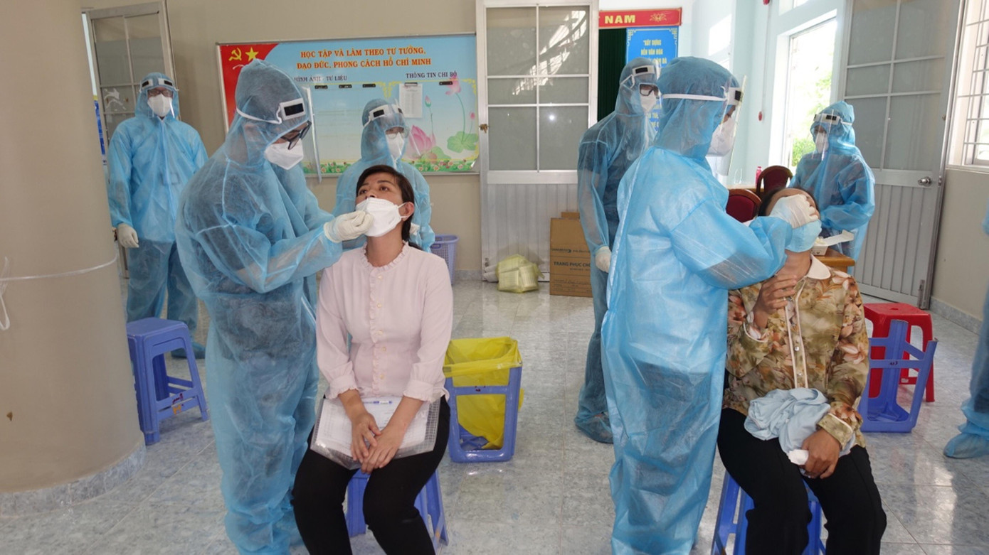 Nhân viên y tế TPHCM thực hiện test nhanh cho người dân Nhân viên y tế TPHCM thực hiện test nhanh cho người dân