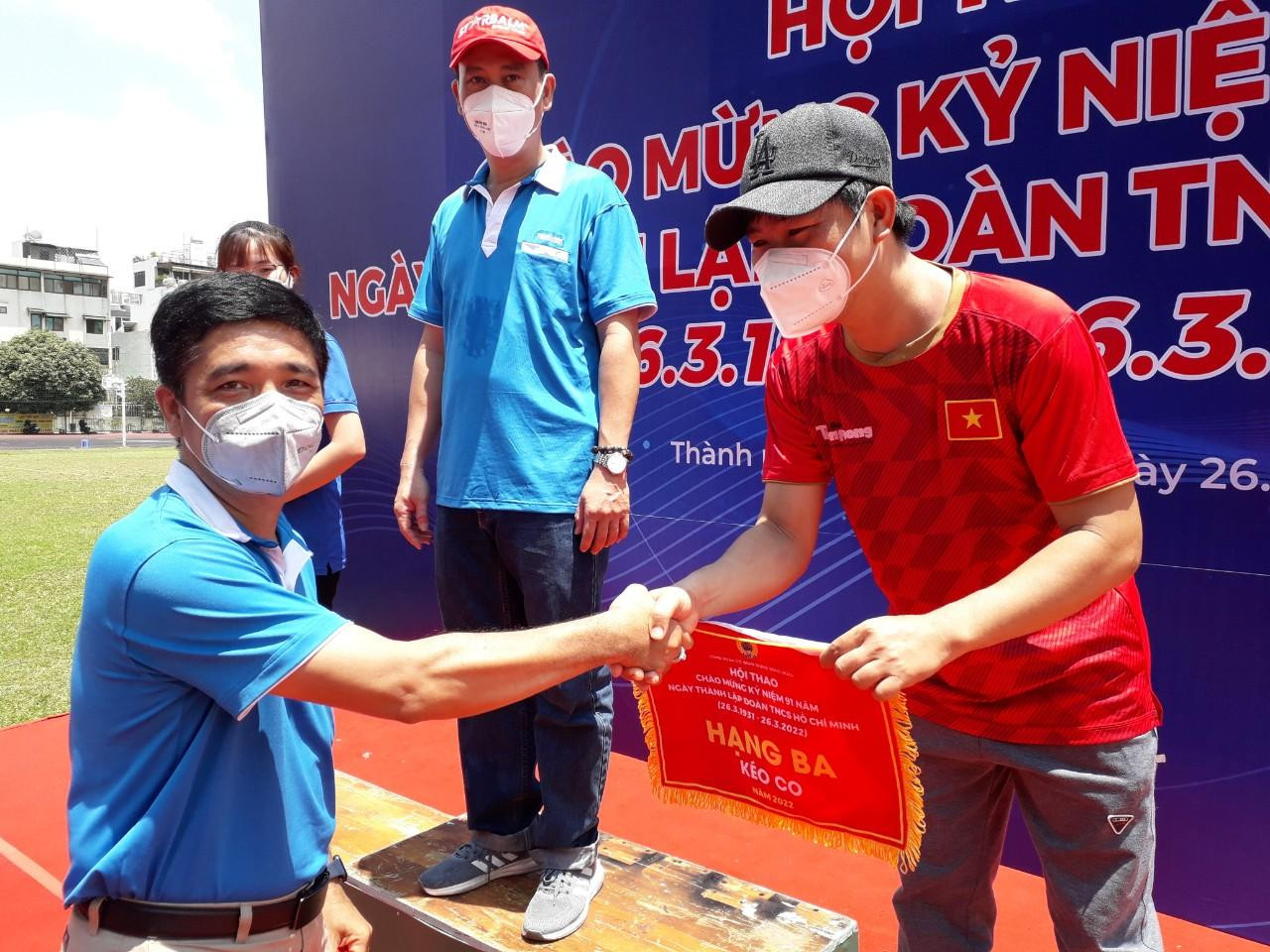 Các vận động viên Cơ quan đại diện báo Tiền Phong tại TPHCM giành hạng Ba môn kéo co Các vận động viên Cơ quan đại diện báo Tiền Phong tại TPHCM giành hạng Ba môn kéo co