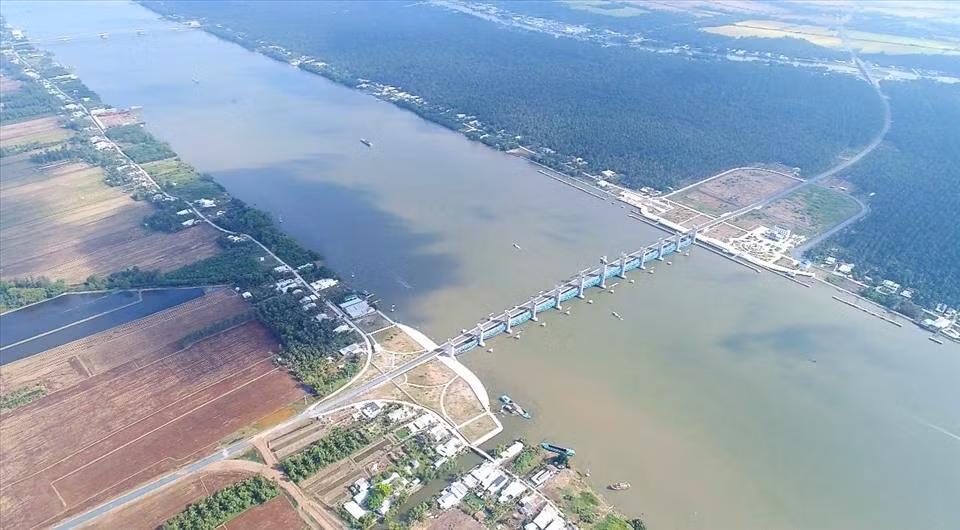 Công trình thuỷ lợi trọng điểm quốc gia Cái Lớn - Cái Bé nhìn từ trên cao Công trình thuỷ lợi trọng điểm quốc gia Cái Lớn - Cái Bé nhìn từ trên cao