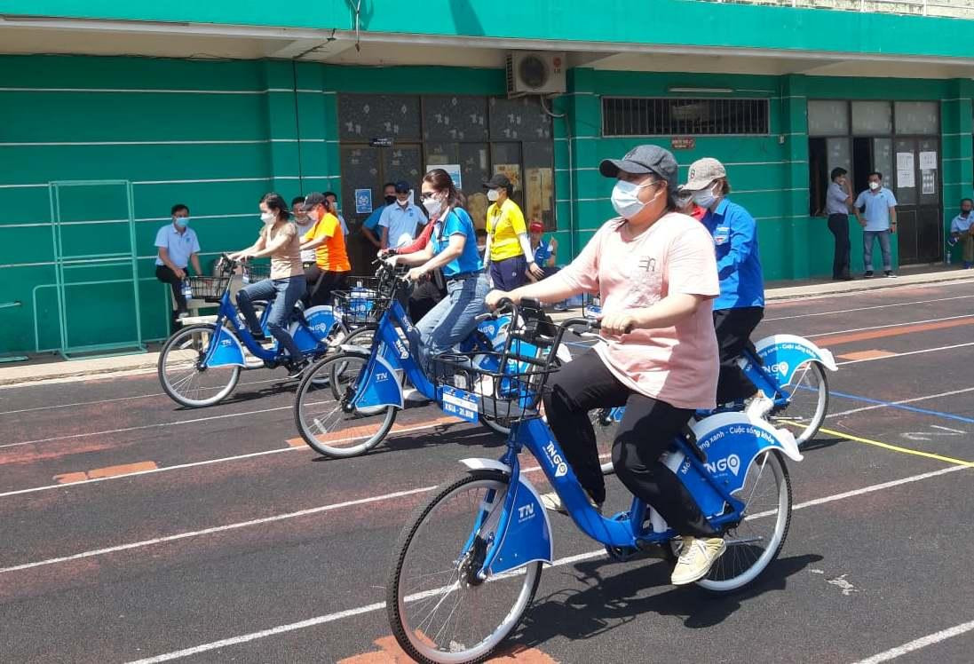 Các nữ vận động viên thi đấu xe đạp chậm Các nữ vận động viên thi đấu xe đạp chậm