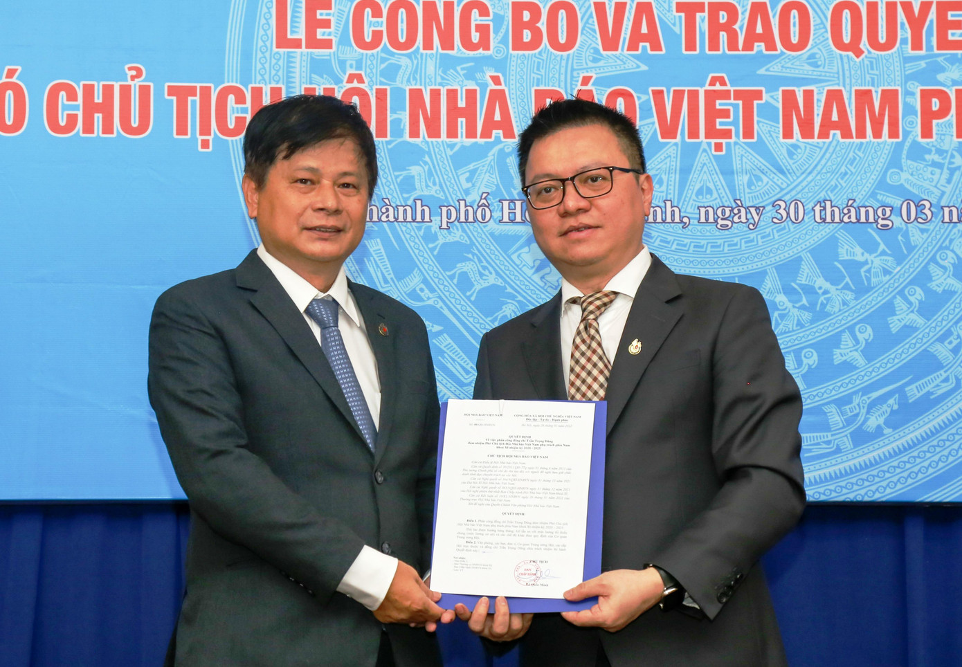 Nhà báo Trần Trọng Dũng (trái) Nhà báo Trần Trọng Dũng (trái)