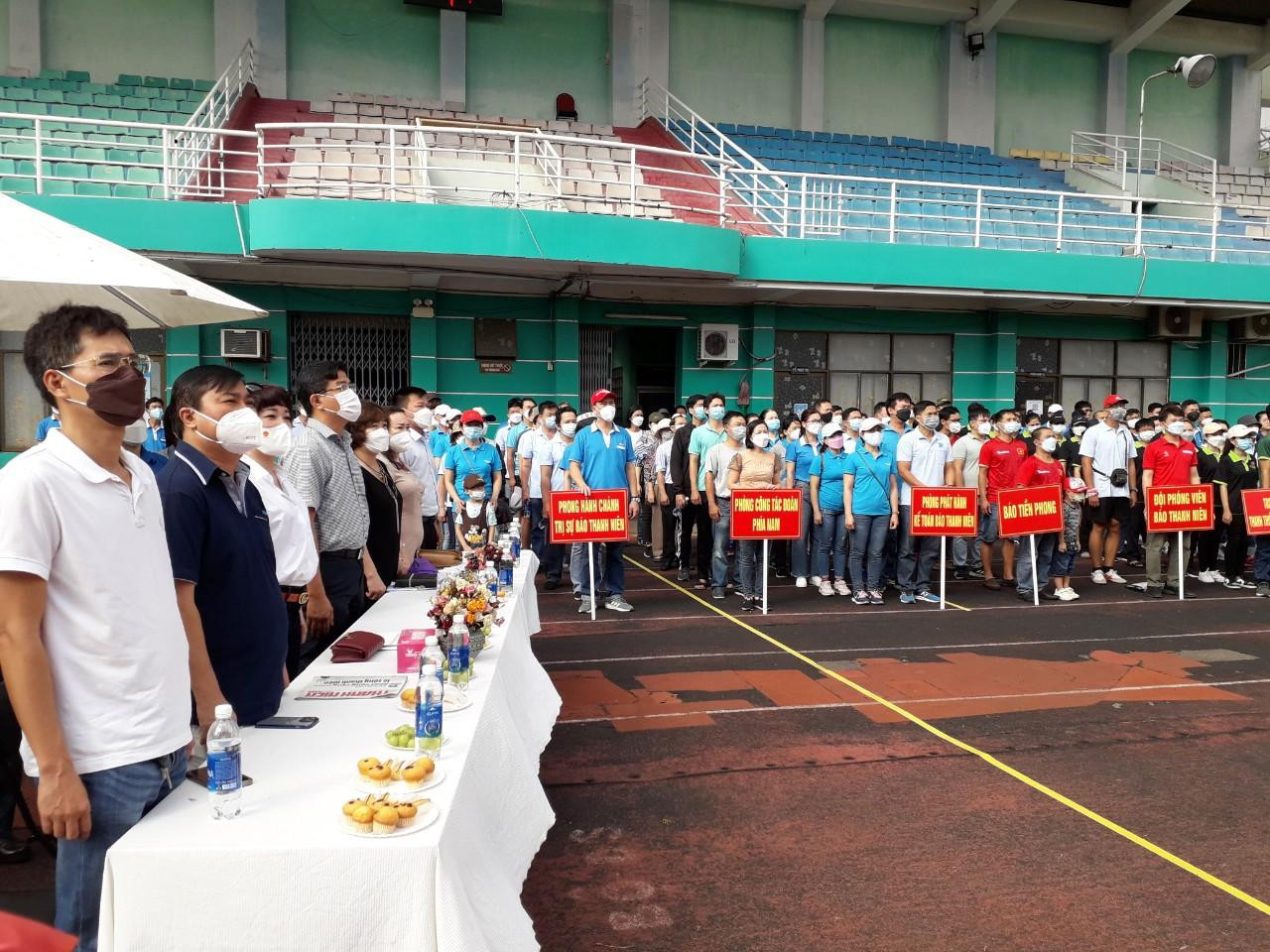 Lãnh đạo các đơn vị và gần 200 vận động viên thực hiện nghi thức chào cờ trước giờ khai mạc hội thao Lãnh đạo các đơn vị và gần 200 vận động viên thực hiện nghi thức chào cờ trước giờ khai mạc hội thao