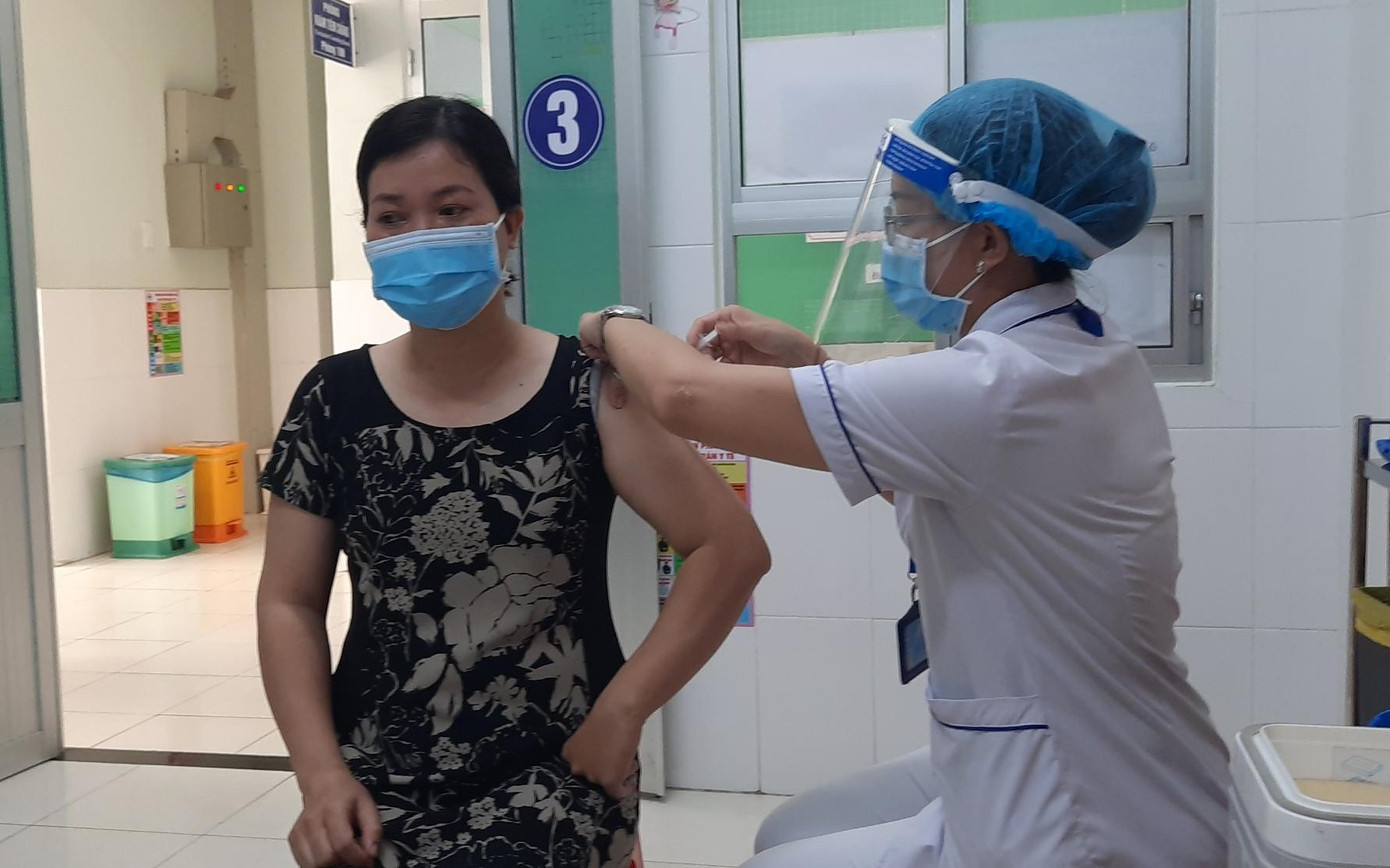 TPHCM yêu cầu các địa phương thần tốc hơn nữa trong việc tiêm vắc xin đủ liều và liều nhắc lại, nhất là đối với nhóm người có nguy cơ cao